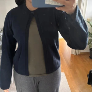 Cardigan  - Super snygg mörkblå cardigan från Gina, helt ny med prislappen på