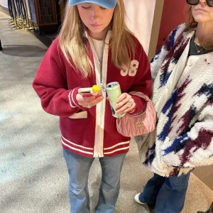 Röd jacka! - Superfin röd jacka/kofta i storlek xs. Helt ny med lappen kvar! Lånad bild