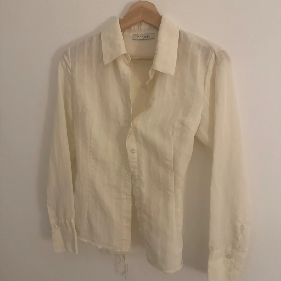 Beige skjorta från design by si - 1