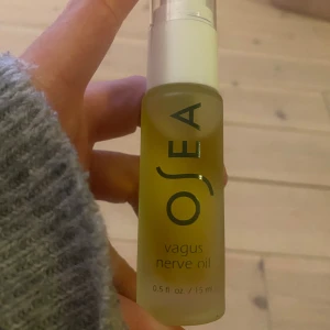 OSEA Vagus Nerve Oil 15ml - Vagus Nerve Oil från OSEA, 15 ml. En vegansk olja. Tillverkad i Kalifornien. Perfekt för dig som vill ha en lugnande olja i din rutin. Använd typ tre pumpar. Original pris 48 dollar