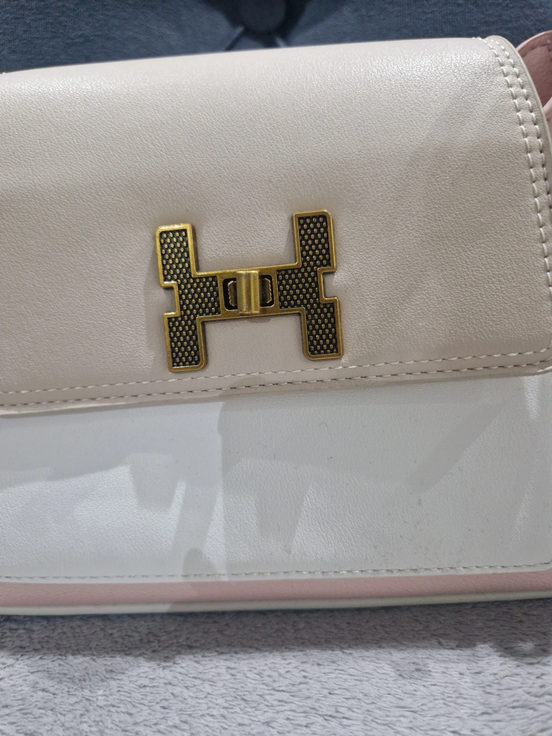 Vit och rosa axelväska med H-spänne - 1