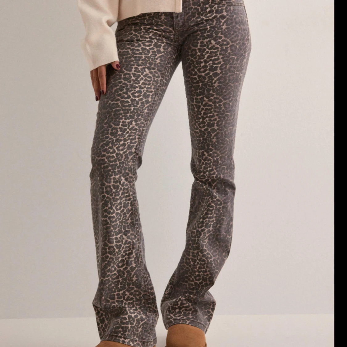 Leopardmönstrade bootcut jeans - 1