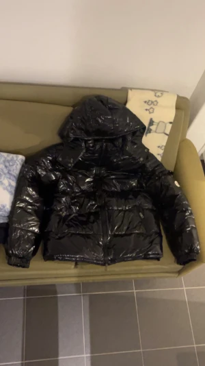Svart Moncler Maya  - Säljer en moncler jacka som endast är testad, annars aldrig använd då de blev fel storlek. Skriv gärna vid frågor