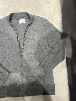 Grå cardiganfrån Zara med dragkedja - Snygg grå hoodie/cardigan från Zara. Mycket bra skick. Inga defekter. Sitter som storlek 164 eller xs. 