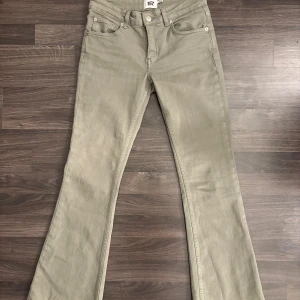 Gröna bootcut jeans - Gröna jeans från lager 157 modellen ”Low Boot” storlek S/Short! Helt nya endast testade, säljer då de var för korta på mig👍