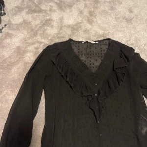 Svart blus  - Svart blus i fint skick❣️