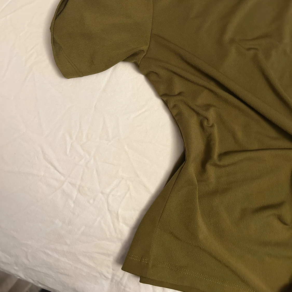 Olivgrön topp med knyt i midjan - 2