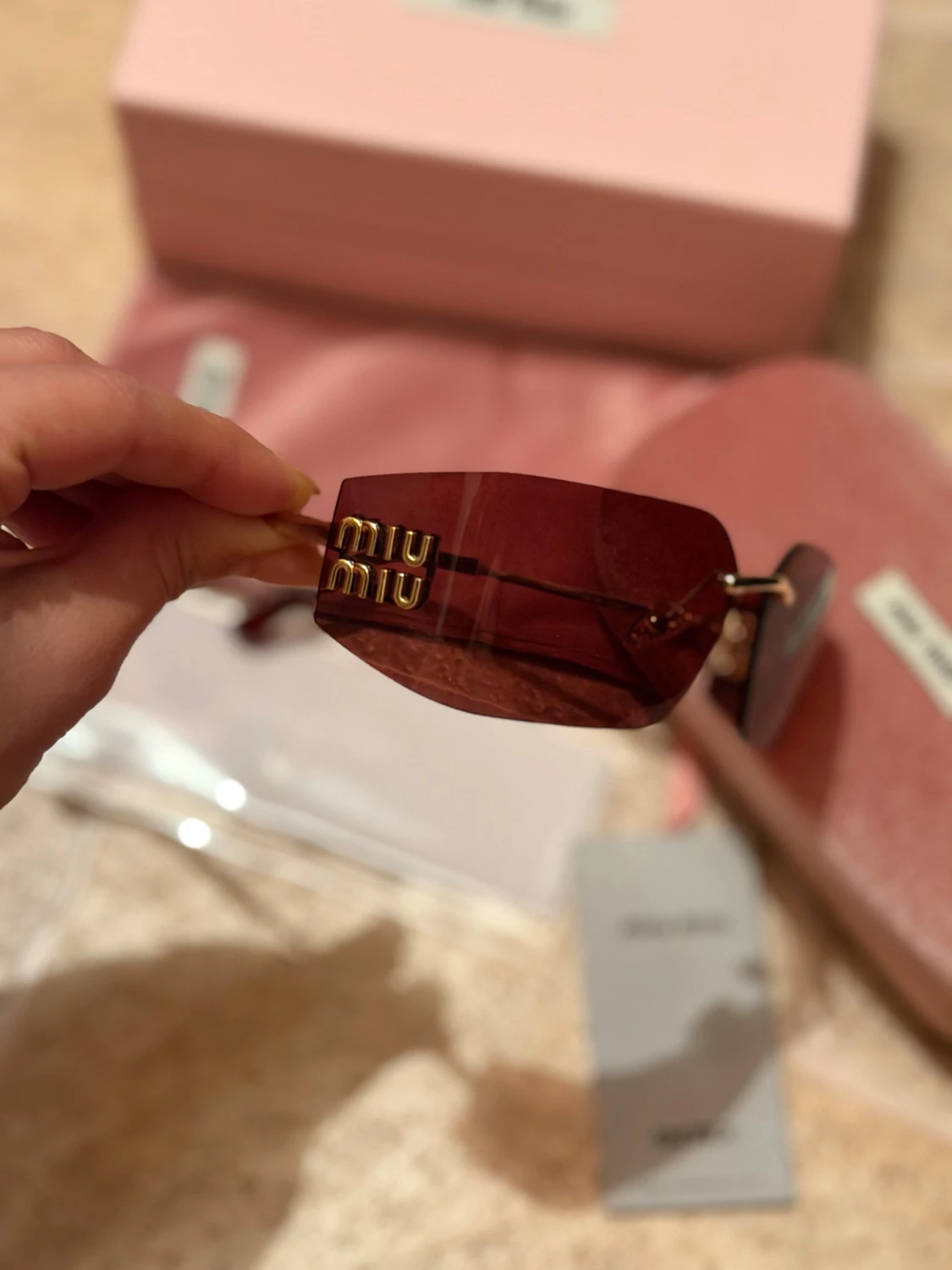 Röda solglasögon från Miu Miu - 1