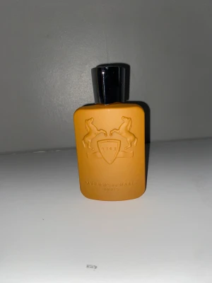 Parfums de Marly Oajan & Althaïr - Två exklusiva Eau de Parfum från Parfums de Marly: Oajan och Althaïr. Båda kommer i 125 ml flaskor och är tillverkade i Frankrike. Perfekt för dig som vill sticka ut med lyxiga och trendiga dofter.                                 2st för 4000 tusen                                                               1 för 2500 tusen