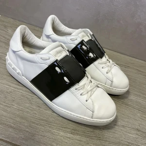 Valentino Garavani Open bytes - Snygga Valentino Garavani Open sneakers i bra skick 🤌 bytes mot andra skor i storlek 41-42