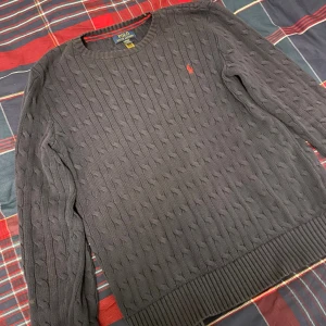 sweatshirt Polo Ralph Lauren - Snygg sweatshirt från Polo Ralph Lauren i storlek XL I BARN! Så 174cm. Den är i fint och omhändertaget skick. Färgen är marinblå och den är köpt från Ralph laurens hemsida helt ny.       Nypris ligger på 2000kr 
