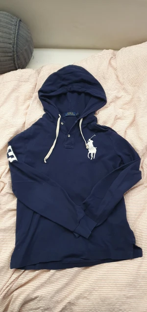  Ralph Lauren hoddie med knappar - Säljer nu denna Ralph Lauren hoddie med knappar. Köptes för drygt ett år sedan.  Skicket är som nytt. Skriv om du har några funderingar! 