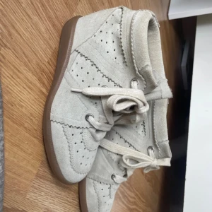 Isabel Marant skor - Jätte snygga Isabel Marant skor i mycket bra skick. Bara använda två gånger. Jag säljer pågrund av att de inte kommer till användning. Skriv gärna om ni har några frågor💕