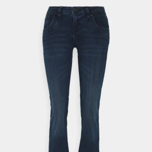 Ltb jeans  - bootcut ltb jeans i färgen nattblå ser ut som svart. pris kan diskuteras köptes för 899kr