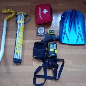 Pieps DSP Pro lavinutrustning - Komplett lavinutrustningspaket från Pieps med DSP Pro lavinsändare, sond, spade, första hjälpen-kit, kompass och pannlampa. Allt i gott skick, perfekt för säkerhet vid skidåkning och vinteräventyr. Inga https://plick.se/ovrigt/pieps-dsp-pro-lavinutrustning-mrkx4n7Ldb3Qy7pv8RaY defekter eller större slitage.