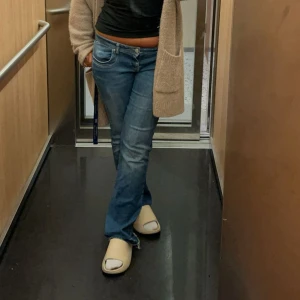 Ltb lågmidjade jeans - Säljer ett par blå ltb jeans med bootcut passform och låg midja. Pris kan diskuteras.