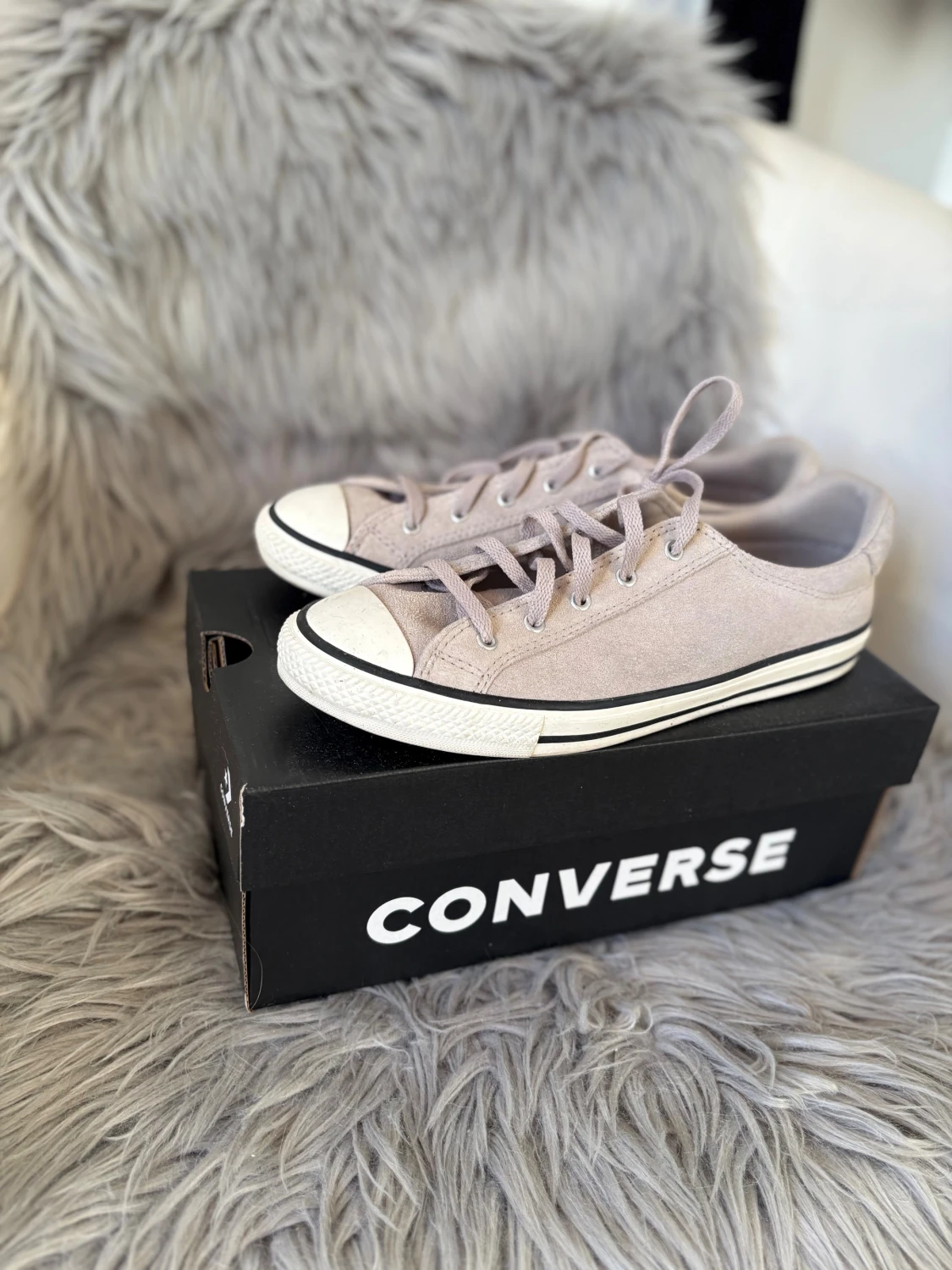 Grå Converse sneakers i mocka - 1