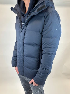 J.Lindeberg Jacka  - Hej! Säljer nu denna väldigt snygga och eftertraktade J.Lindeberg Jacka!  Jackan är slutsåld överallt och går inte att få tag på… jackan är perfekt nu till hösten/vintern  Storlek L  Ny pris: 6000 kr Säljs för: 2199 kr 