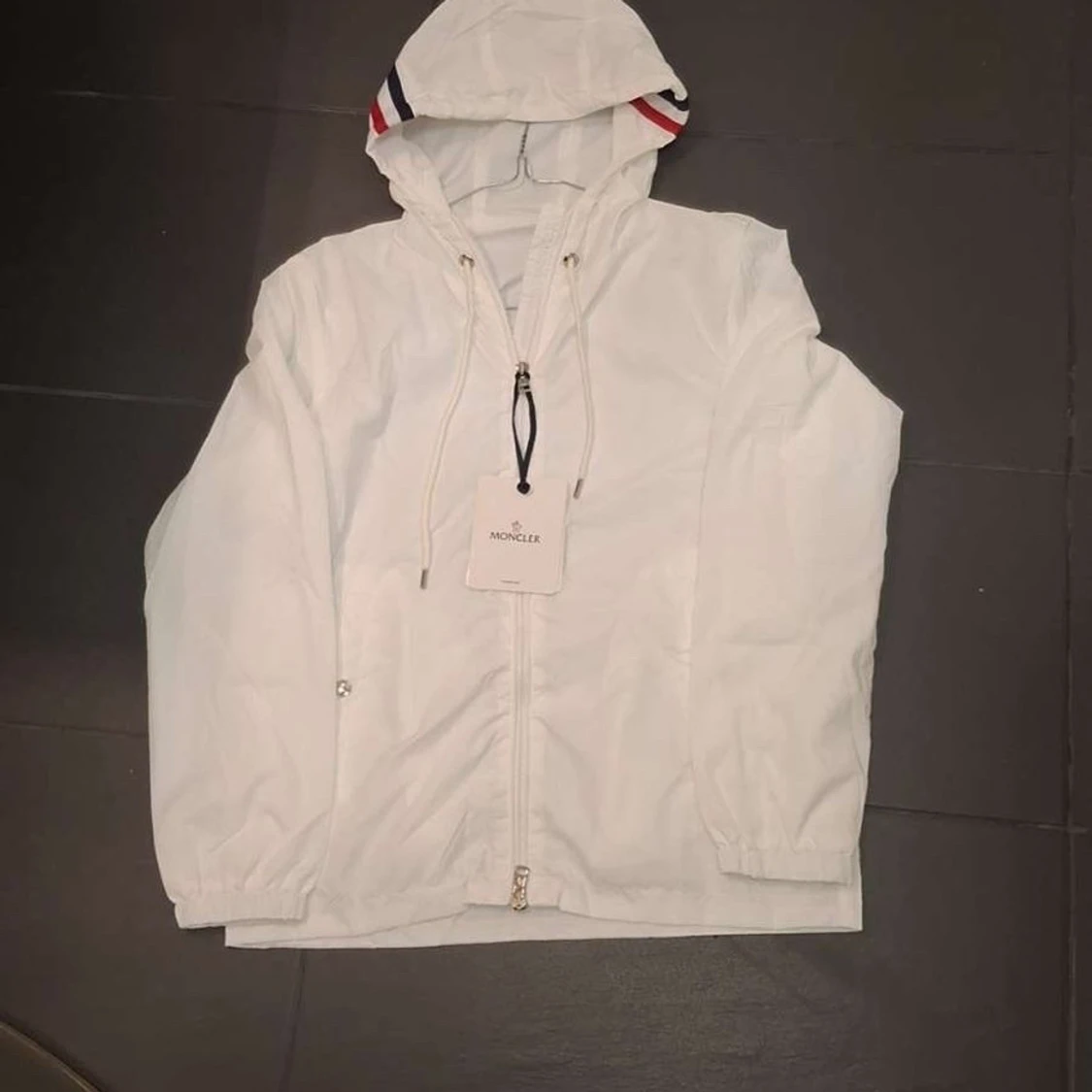 Vit vindjacka från Moncler med huva