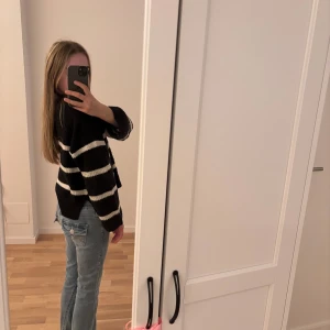 Svartvit randig stickad tröja Kappahl - Svart stickad tröja från Kappahl med breda vita ränder💗. Modellen är loose fit med långärmade ärmar och rund hals. Mjuk och skön kvalitet som passar perfekt till jeans. Snyggt ribbad struktur och avslappnad look. Ganska nopprig och synligt använd 💕