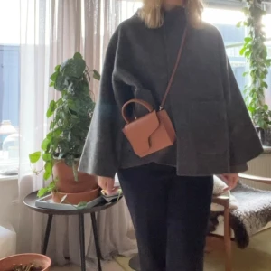 Stylein kappa - Säljer min älskade stylein kappa! I mörkbrun/gå nyans. Köpt för 5500kr! Pris kan diskuteras! Inga stora tecken på slitage, men eftersom det är gjort i ylle är den något nopprig men absolut inte farligt! Skriv för fler bilder eller frågor/funderingar💕💕