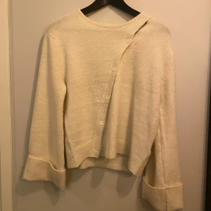 Stickad tröja Gina Tricot - Använd endast 2 gånger så i toppenskick. Den har breda ärmar och knappar snett över som en snugg detalj. Tveka inte på att höra av dig om du har funderingar kring något!🫶🏻