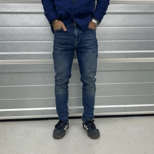 J.Lindeberg Jeans - Snygga blå jeans från J.Lindeberg. Jeansen har slim passform, med en snygg tvätt. Byxorna är använda fåtal gånger, och är i väldigt bra skick. Storlek 29/32.