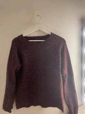 Mörk vinröd stickad tröja - Säljer denna vinröda stickade tröja från VERO MODA i storlek XS. 