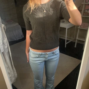 Skogsgrön stickad tröja - Säljer denna stickade tröja. Kontakta vid frågor eller intresse❣️