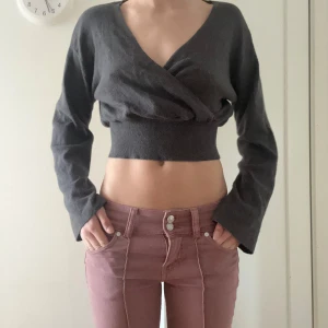 Rosa bootcut jeans med låg midja - Säljer ett par snygga rosa jeans med bootcut och låg midja. Jätte bra skick men en fett fläck på bakfickan. köptes i våras! 
