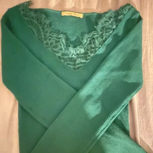 Grön spets tröja  - Fin spets tröja som aldrig används, detta pågrund av att ja inte haft några bra byxor till.