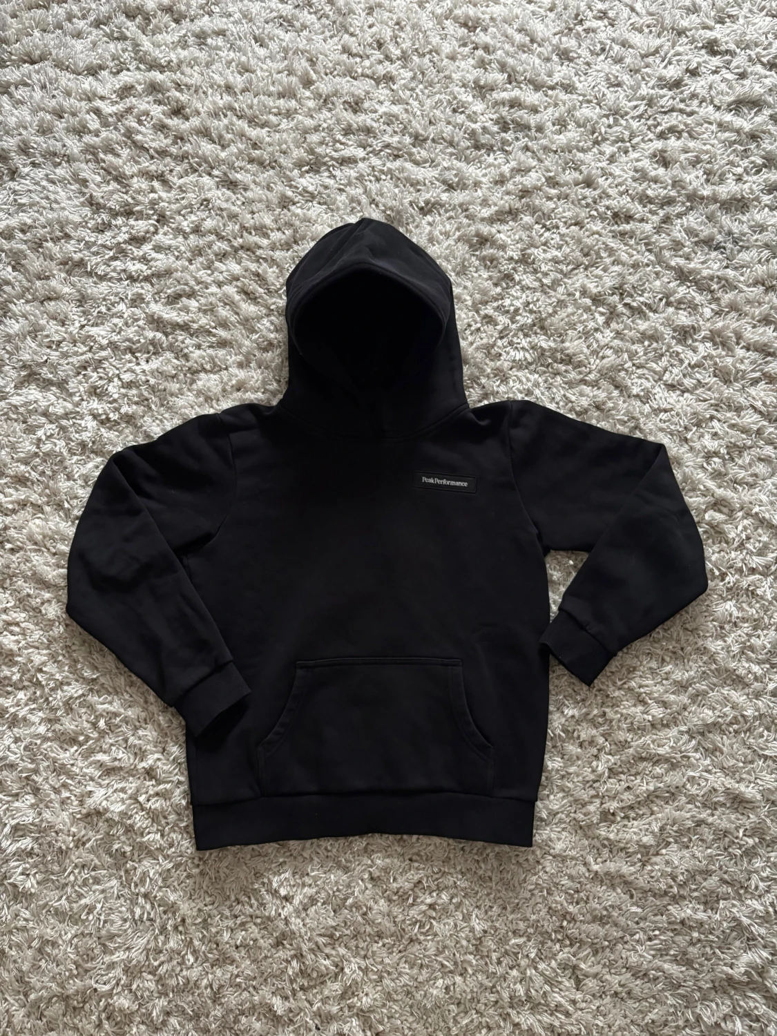Svart hoodie från Peak Performance strl 160cm