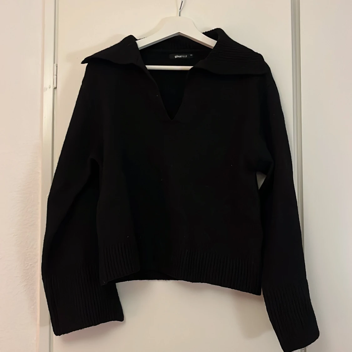 Svart stickad tröja med krage Glamorous