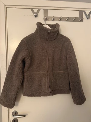 teddyjacka - jättefin o varm teddyjacka från lager 157 i storlek s, använd 1 gång. denhär är i den lite tjockare modellen så man håller sig varm 