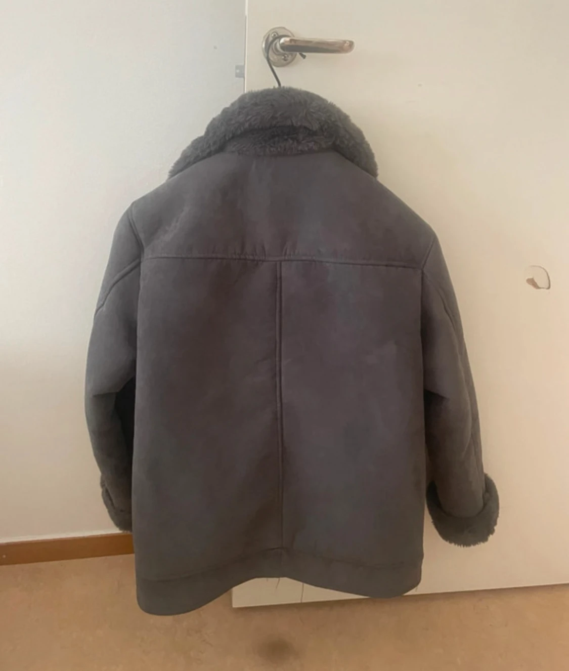 Mörkgrå teddyjacka från H&M Divided - 1