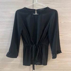 Svart blus - Svart blus i strl XS köpt på MQ. Blusen är använd ett fåtal ggr och är i nyskick! 