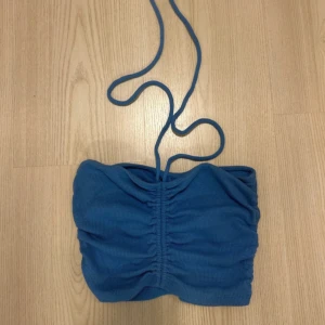 Blå zaratopp - Blå halternecktopp från Zara i bra skick!