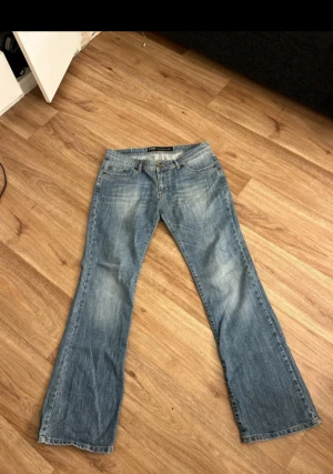 Lågmidjade Mörk blåa 2000 jeans  - Lågmidjade 2000 jeans, använda 1 gång❤️ längden:110 bredd: 42/43 , pris kan diskuteras 