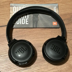 JBL Tune 510BT hörlurar - Säljer ett par JBL Tune 510BT hörlurar. Inkluderar en snabbstartsguide. Säljer hörlurarna med det sjukaste ljudet!! Då jag dom tyvärr aldrig kommer till användning. -Låda följer ej med -Laddnings sladd följer ej med (USB-C) -En fulladdning ger 2 timmar lyssning -Skickar dom fulladdade!