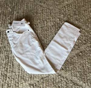 Dondup George nya - Helt nya hel vita Dondup George i nyaste modell med prislapp och helt oanvända🤩. Dessa jeans är i storlek w31 midja 40cm. Lår 23cm. Ytterlängd 100cm. Innerlängd 80cm. Jeans är i helt nytt skick 10/10 man får med prislapp och påsen som medföljs vid hemsidans köp. Vid fler frågor eller funderingar är det bara att skriva!