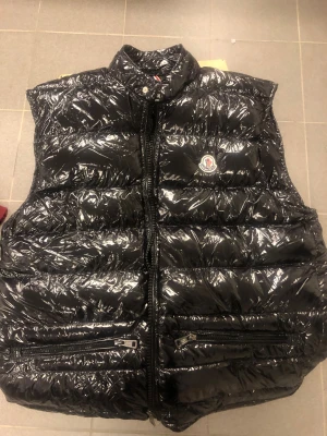 En väst  - En jätte snygg väst för både män och kvinnor, jag vet inte om den är äkta eller inte men jag köpte den för 2000kr!! Andvänt en till två gånger så i perfekt skick och som helt ny!  