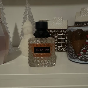 Valentino Born in Roma 50ml - Valentino born in roma 50ml, som knappt är använd (se bild) säljs då den ej används. har ej boxen kvar tyvärr