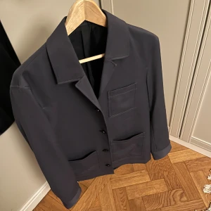 Mörkblå overshirt från HM  - Riktigt fet mörkblå overshirt från H&M som hålller en den värme i skillnad från andra ! Overshirten är helt oanvänd inga tecken på användning eller defekter ! Skriv vid fler funderingar eller frågor !!!