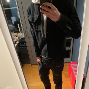 Svart overshirt från Jack & Jones - Svart overshirt från Jack & Jones Premium med smal passform. Snyggt stilrena och passar perfekt till hoodie under eller t shirt. Overshirten har en slim passform. Skriv vid funderingar. Pris kan diskuteras vid snabb affär🤝