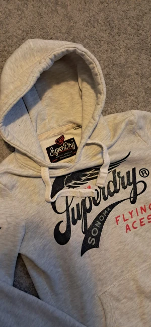 Superdry hoodie - Snygg superdry hoodie i nästan nytt skick | Storlek XS | Kontakta mig vid frågor, pris är ej hugget i sten 😁🙌