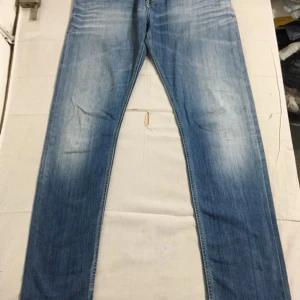 Dondup jeans strl 33 - Säljer ett par Dondup jeans i ljusblå tvätt med snygga slitningar och klassisk femficksdesign. Jeansen har raka ben och normal passform, med detaljer som Dondup loggan på bakfickan. Perfekt för dig som gillar stilrena och bekväma jeans.