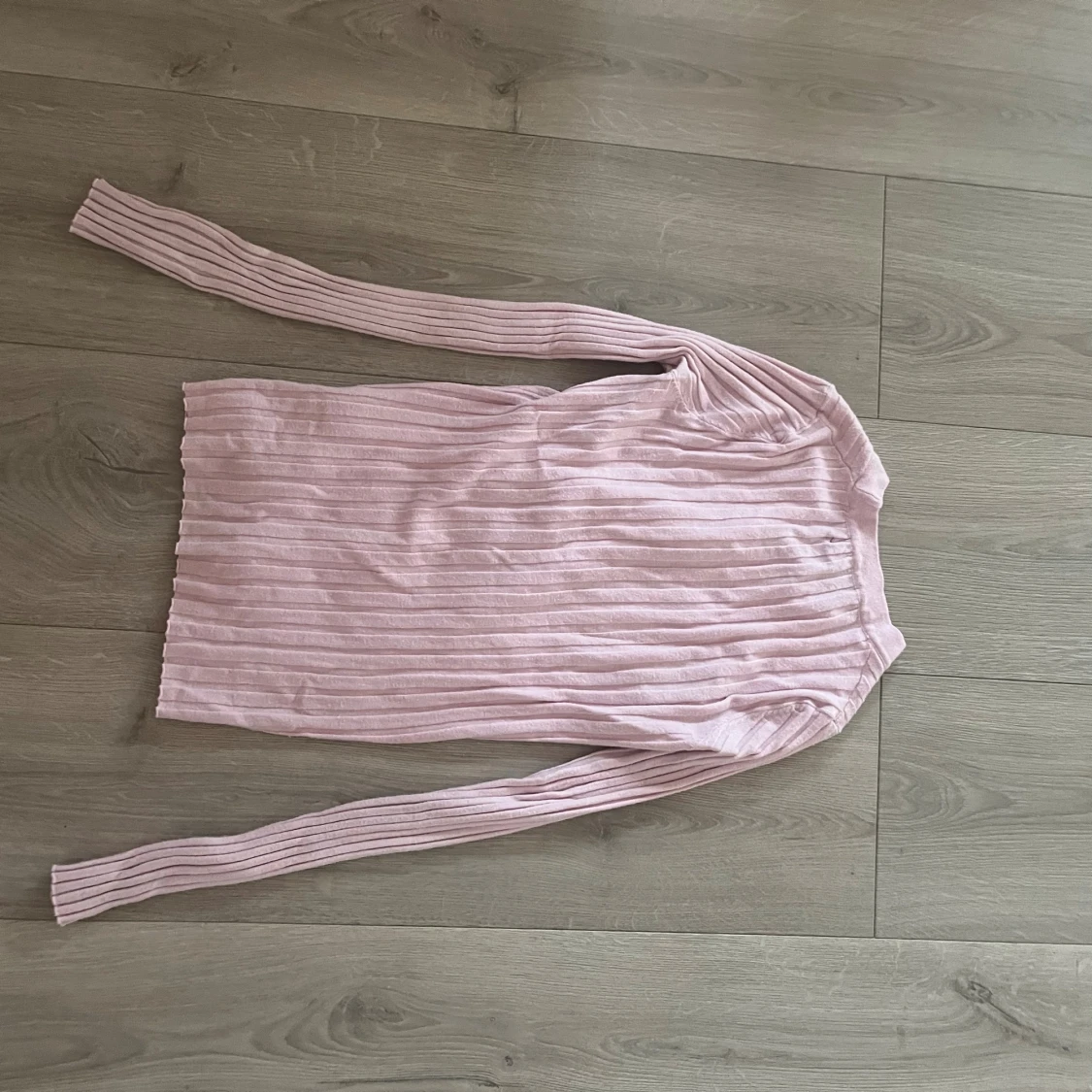 Ljusrosa ribbad kofta från QED London - 1