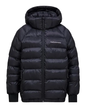 Svart pufferjacka Peak Performance - Vill sälja den så fort de bara går Svart pufferjacka från Peak Performance med huva och dragkedja framtill. Helt oanvänd, Jackan har breda, quiltade sektioner och ribbade muddar vid ärmslut och nederkant. Snygg logga på bröstet och praktiska fickor med dragkedja. Perfekt för kalla dagar. För mer bilder skriv privat 