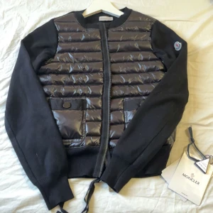 Moncler cardigan  - Svart Moncler cardigan i jätte fint skick köptes i våras här på Plick i storlek 2/s pris kan diskuteras kan mötas upp i Stockholm skriv ifall det skulle vara något 💕 (behöver bli av med den)