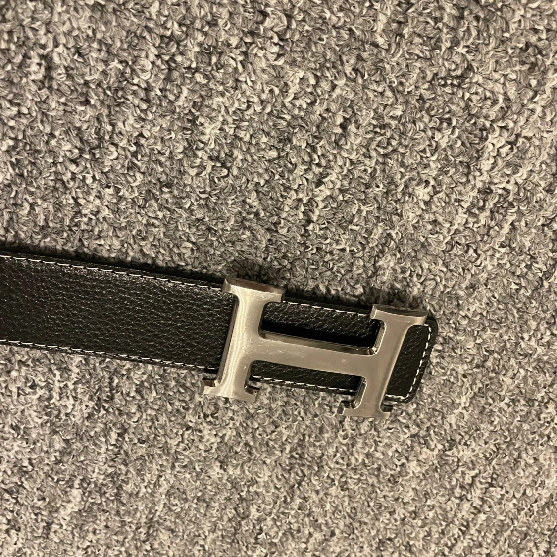 Svart skärp med H-spänne - 1